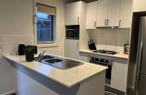 Craigieburn House | Ultra Modern Home 20 Mins From Airport