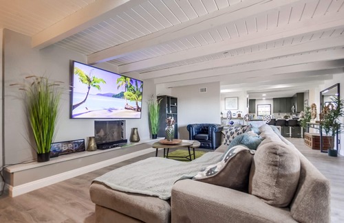 Valencia Park House | Ultra Modern & Luxurious 3 BR Home with Outdoor Yard and Games