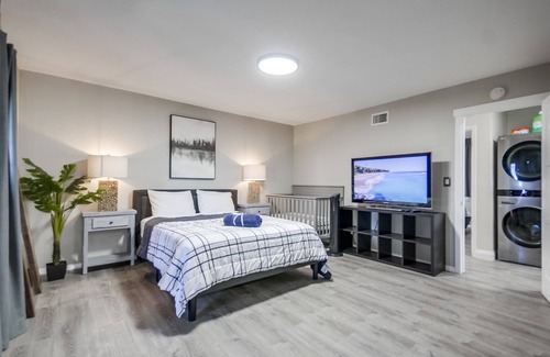 Valencia Park House | Ultra Modern & Luxurious 3 BR Home with Outdoor Yard and Games