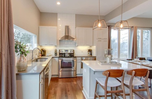 Chestnut Hill House | Ultra Modern Pad - Mins To D'Town - Comfy Beds