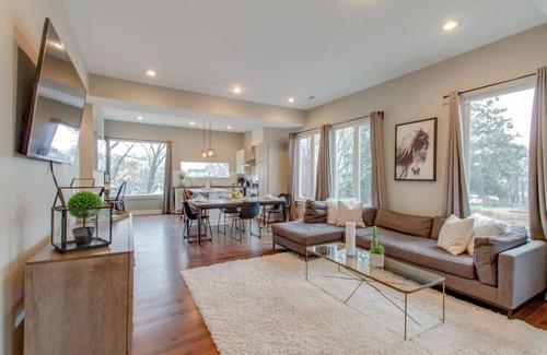 Chestnut Hill House | Ultra Modern Pad - Mins To D'Town - Comfy Beds
