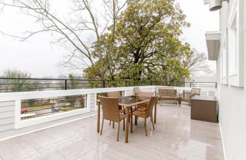 Chestnut Hill House | Ultra Modern Pad Minutes To Downtown Comfortable Beds