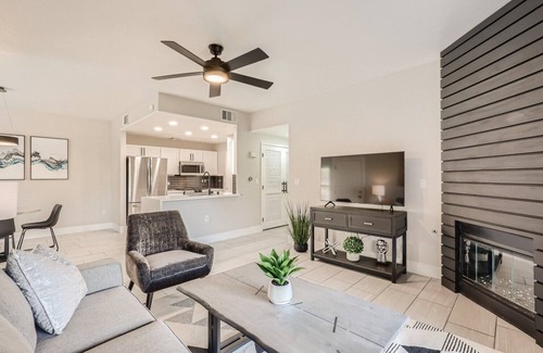 Las Vegas Condo | Ultra-modern poolside condo with mountain view