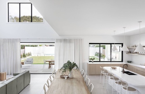 Werri Beach House | Uma on Werri *Winter Special - Stay 3/Pay 2*Heated pool/spa, opp beach, playroom