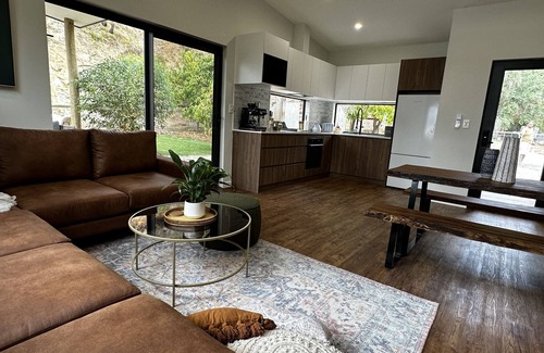 Byford Ski Chalet | Umatah Retreat Chalet: Luxury bush retreat with water & city views