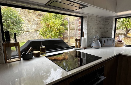 Byford Ski Chalet | Umatah Retreat Chalet: Luxury bush retreat with water & city views