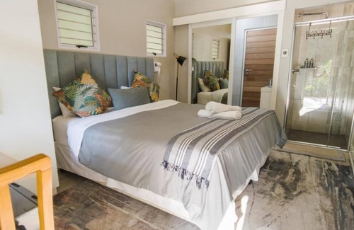 La Lucia House | Umhlanga Lodge Private entrance and dining area