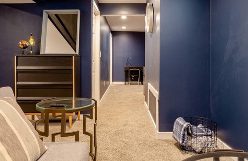 Kansas City Apartment | UMKC Downstairs KC BlueRoom Min to UMKC Plaza Private Entrance