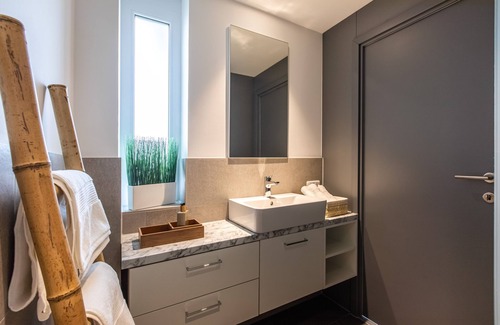 Ostend Apartment | Umquam Frankfurt l Modern Studio Good Located King Bed