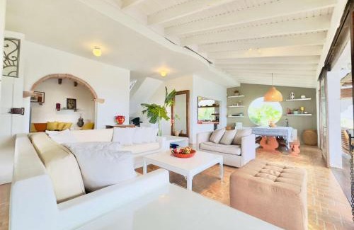 Calima Villa | Un Pedacito de Santorini en el Lago Calima