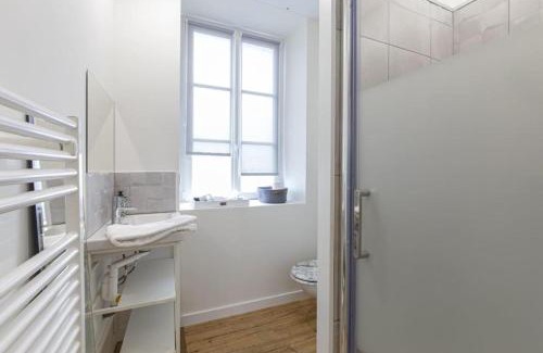 Laval Apartment | Un toit sous les ifs