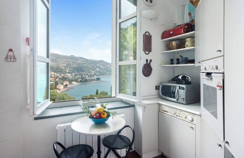 Latte Apartment | Una Finestra Sul Mare Garden & Pool, Ventimiglia, Italy