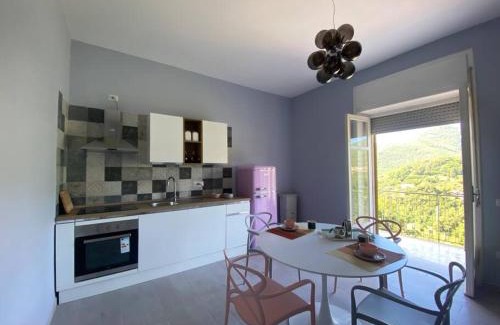 Campinola Apartment | Una suite pop nel blu della Costiera