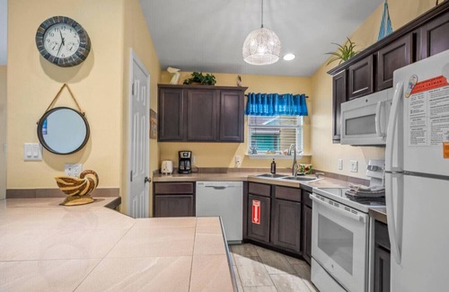 Port Aransas Condo | Unbeatable Beach Stay with Pools & Town Access.