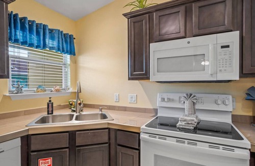 Port Aransas Condo | Unbeatable Beach Stay with Pools & Town Access.