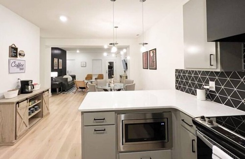 Donelson House | Unbeatable location! Your group is 10 minutes from Broadway, Opry, and East Nashville hot spots. Private game room with ping-pong, board games & TV 3 spacious bedrooms, 2.5 baths – perfect for up to 10 guests Free on-site parking and fast Wi