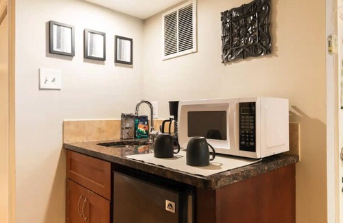 South Baltimore House | Unbeatable Location Walk Score 90 Modern House in Baltimore