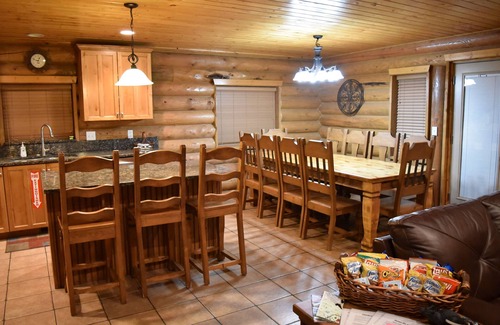 Harbor Village Cabin | Unbeatable view; hot tub; theater; 9’ spiral slide; arcade games; coupons&treats