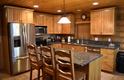 Harbor Village Cabin | Unbeatable view; hot tub; theater; 9’ spiral slide; arcade games; coupons&treats