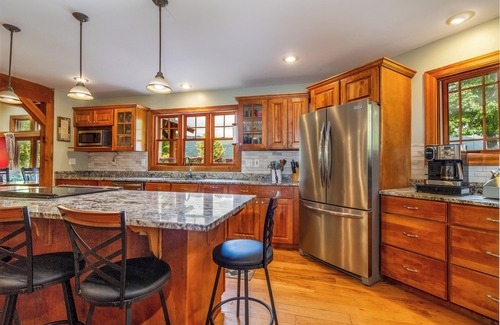 Sunderland House | UNBELIEVABLE MOUNTAIN VIEWS! Convenient to Manchester,skiing,outlets