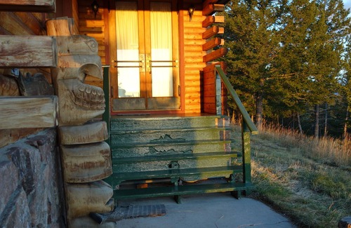 Dubois Cabin | Unbelievable views, space, and serenity at this comfy classic cabin.