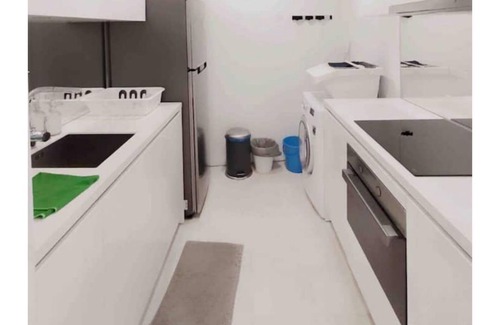 Golden Triangle Condo | Unblocked KL Tower View | 3Min Walk to KLCC @ 4-5 Pax 中文房东