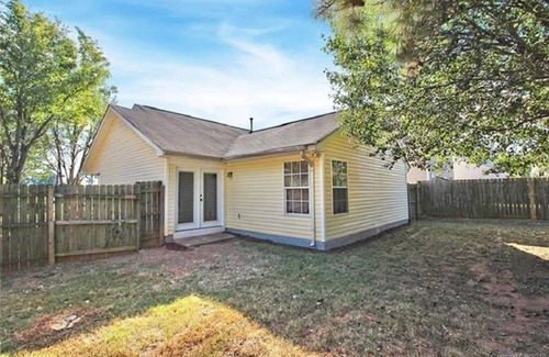 Hidden Valley House | UNCC Ranch - a walk to the Light Rail