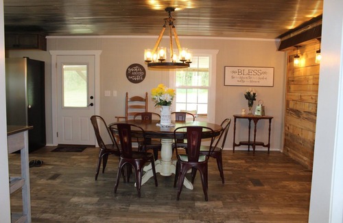 Hatfield House | Uncle Bill’s Place- Newly remodeled farmhouse close to CMA, room for everyone