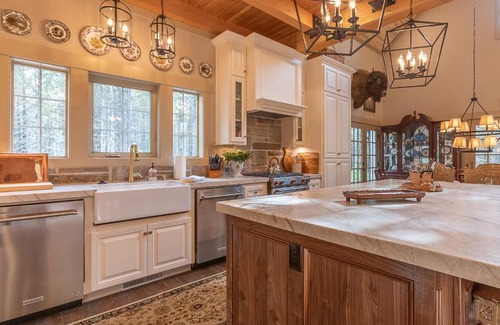 Island Park House | Uncle Chris Cabin by KABINO Air Conditioning Smart TVs Chefs Kitchen Spacious WiFi Grill Bills Island Reservoir Fishing