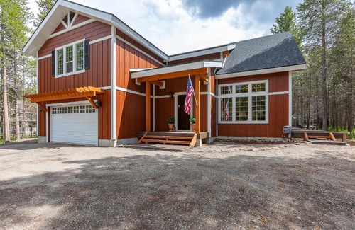 Island Park House | Uncle Chris Cabin by KABINO Air Conditioning Smart TVs Chefs Kitchen Spacious WiFi Grill Bills Island Reservoir Fishing