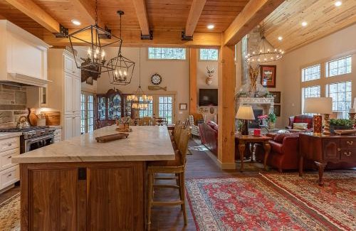 Island Park House | Uncle Chris Cabin by KABINO Air Conditioning Smart TVs Chefs Kitchen Spacious WiFi Grill Bills Island Reservoir Fishing