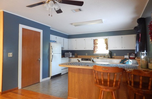 Perkinston House | Uncle Ralph's House on Red Creek - Uncle Ralph’s Cabin Rentals - PRIVATE BEACH