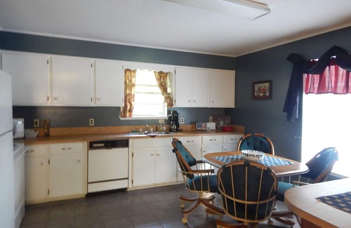 Perkinston House | Uncle Ralph's House on Red Creek - Uncle Ralph’s Cabin Rentals - PRIVATE BEACH