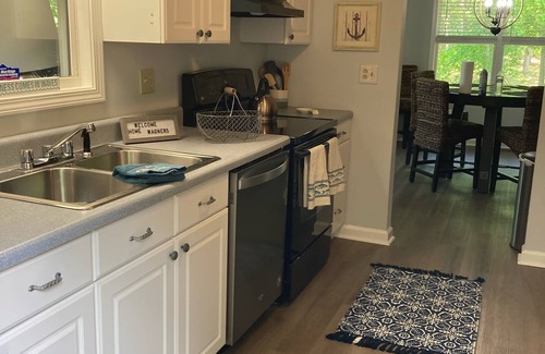Martin Cottage | Uncork, Unwind, Relax @ this Family & pet Friendly Lake Home #1
