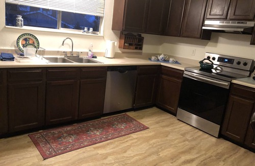 North Central Westminster House | Under Colorado Skies: 14+ beds, Huge Kitchen, Deck, Piano & Guitars & Hottub!