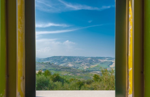 Citta Sant'Angelo Apartment | UNDER THE BOREA DOOR