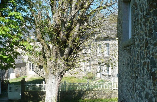 Siouville-Hague House | Under the chestnut cottages near the sea on the grounds of the manor Valciot
