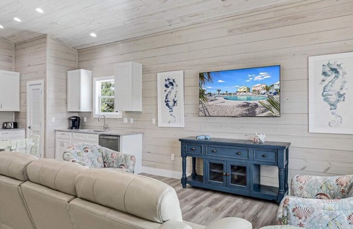 Fulton House | Under The Sea! Waterfront,Community Pool,Walk to Bars, Restaurants and Pier!