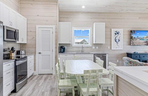 Fulton House | Under The Sea! Waterfront,Community Pool,Walk to Bars, Restaurants and Pier!