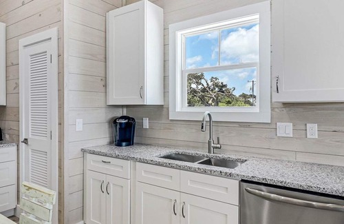 Fulton House | Under The Sea! Waterfront,Community Pool,Walk to Bars, Restaurants and Pier!