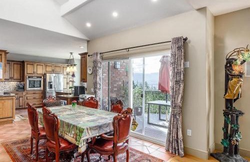 Dilworth Mountain Estates Bed & Breakfast | Under the Tree - Bed & Breakfast