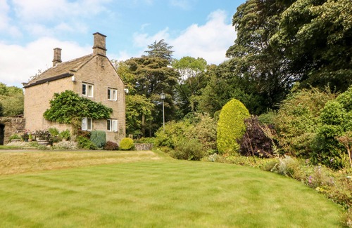 Hoylandswaine Cottage | UNDERBANK HALL COTTAGE, pet friendly, with a garden in Stocksbridge