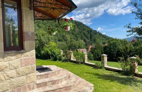 Yaremche Apartment | UNDERHILLs house