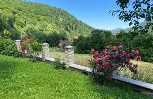 Yaremche Apartment | UNDERHILLs house