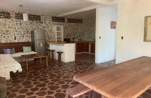 Peten House | Une Maison au Bord du lac Petén Itzá, Nature et Relaxation au Rendez-vous!