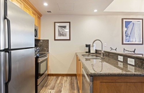 Park City Apartment | Unequalled Ski in Out, Next to Gondola, Sundial 2Br, Pool, Hot tub, Condo Nast Winner C211