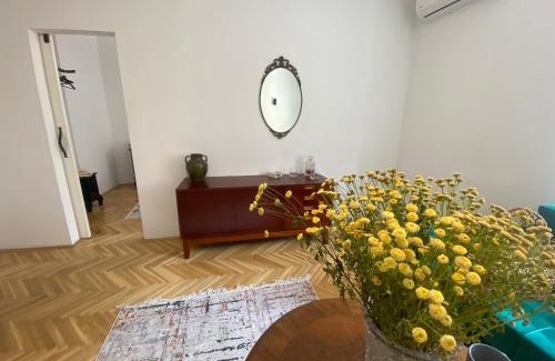 Skadarlija Apartment | Unfamiliar Mili, Center