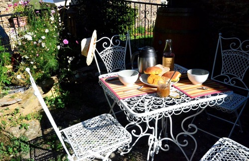 Saint-Pierre-de-Trivisy Cottage | Unforgettable for children: wide open spaces, animals to cuddle, games, wifi