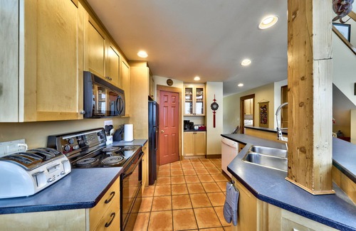 Sunburst Estates Ski Chalet | Unforgettable All Season Retreat True Ski In/Out Sleeps 10 Adults (14 total)