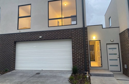 South Morang House | Unfurnished-2 Story 3 Bedroom House- 30min to Melbourne international Airport